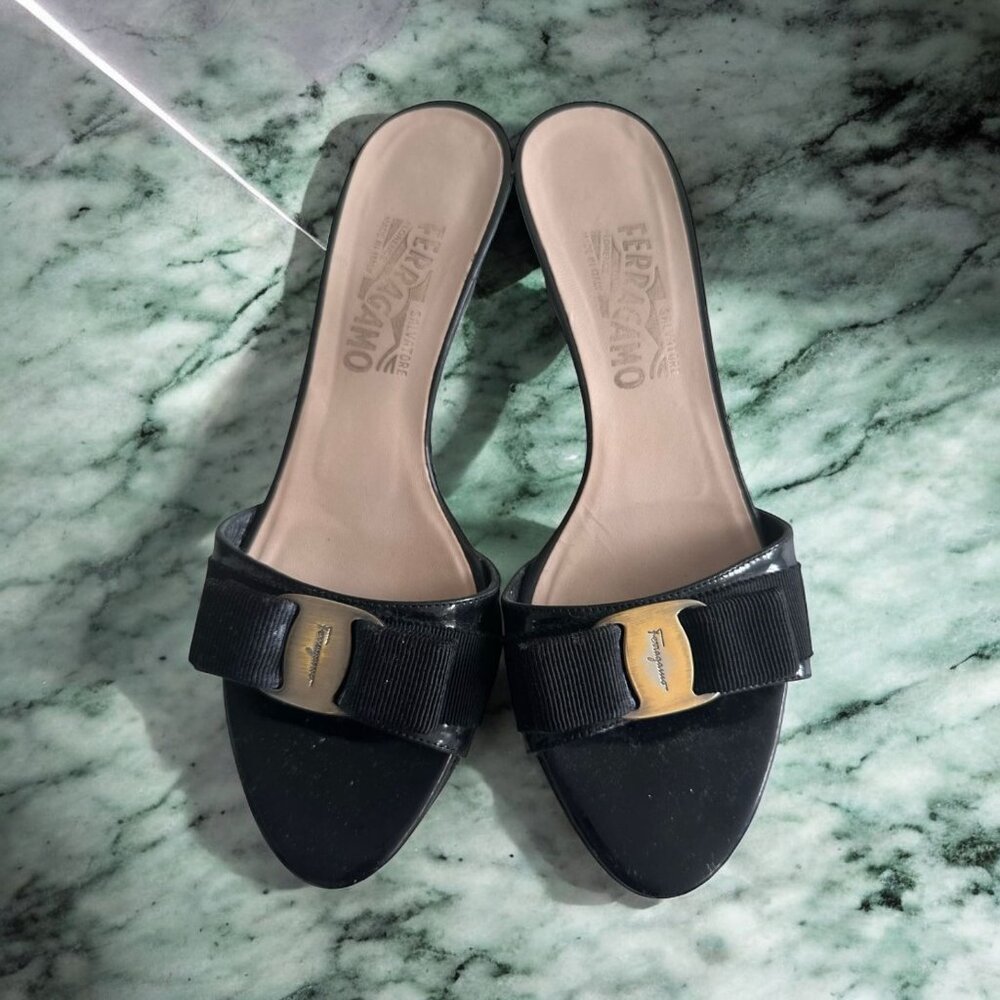 SALVATORE FERRGAMO Black Patent Leather Vintage Y2K Sandals Heels Sz 7.5